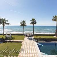 Вилла на первой линии моря/озера, в пригороде в Испании, Андалусия, 1600 кв.м.