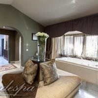 Вилла на первой линии моря/озера, в пригороде в Испании, Андалусия, 1600 кв.м.