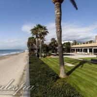 Вилла на первой линии моря/озера, в пригороде в Испании, Андалусия, 1600 кв.м.