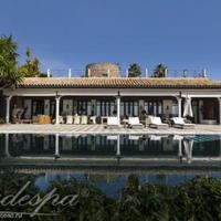 Вилла на первой линии моря/озера, в пригороде в Испании, Андалусия, 1600 кв.м.