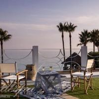 Вилла на первой линии моря/озера, в пригороде в Испании, Андалусия, 1600 кв.м.