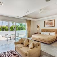 Вилла на второй линии моря/озера, в пригороде в Испании, Андалусия, 916 кв.м.