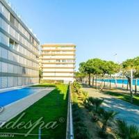 Квартира на первой линии моря/озера, в пригороде в Испании, Каталония, Жирона, 180 кв.м.