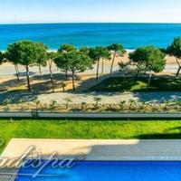 Квартира на первой линии моря/озера, в пригороде в Испании, Каталония, Жирона, 180 кв.м.