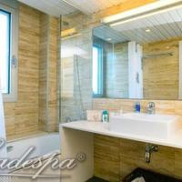 Квартира на первой линии моря/озера, в пригороде в Испании, Каталония, Жирона, 180 кв.м.