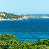 Квартира на первой линии моря/озера, в пригороде в Испании, Каталония, Жирона, 180 кв.м.