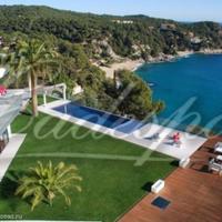 Вилла на первой линии моря/озера, в пригороде в Испании, Каталония, Жирона, 1450 кв.м.