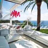 Вилла на первой линии моря/озера, в пригороде в Испании, Каталония, Жирона, 1450 кв.м.