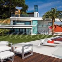 Вилла на первой линии моря/озера, в пригороде в Испании, Каталония, Жирона, 1450 кв.м.