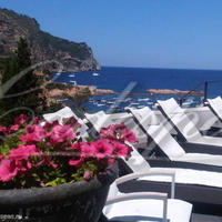 Вилла на первой линии моря/озера, в пригороде в Испании, Каталония, Жирона, 333 кв.м.