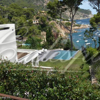 Вилла на первой линии моря/озера, в пригороде в Испании, Каталония, Жирона, 333 кв.м.