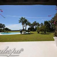 Вилла на первой линии моря/озера, в пригороде в Испании, Андалусия, 1250 кв.м.