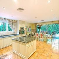 Вилла на второй линии моря/озера, в пригороде в Испании, Андалусия, 770 кв.м.