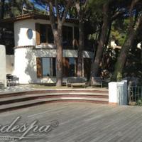 Вилла на первой линии моря/озера, в пригороде в Испании, Каталония, Жирона, 700 кв.м.