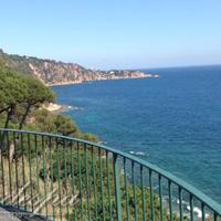 Вилла на первой линии моря/озера, в пригороде в Испании, Каталония, Жирона, 700 кв.м.