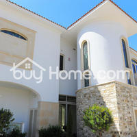 Villa at the first line of the sea / lake in Republic of Cyprus, Eparchia Larnakas, Larnaca, 725 sq.m.