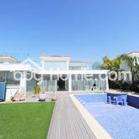 Villa at the second line of the sea / lake in Republic of Cyprus, Larnaca, 355 sq.m.