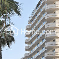 Flat at the first line of the sea / lake in Republic of Cyprus, Eparchia Larnakas, Larnaca, 180 sq.m.