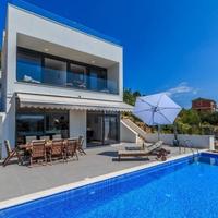 House at the second line of the sea / lake in Croatia, Medulin, 250 sq.m.