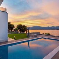 Villa at the first line of the sea / lake in Croatia, Medulin, 300 sq.m.
