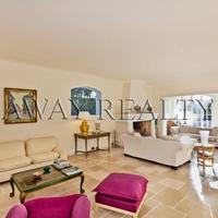 Villa in the suburbs in Guyane, 437 sq.m.