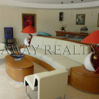 Villa in the suburbs in Guyane, 1860 sq.m.