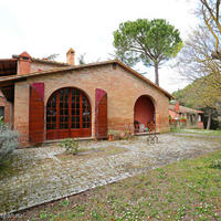 Дом в пригороде в Италии, Пьенца, 790 кв.м.