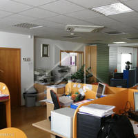 Офис в пригороде в Словении, Поле