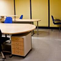 Офис в Словении, Поле