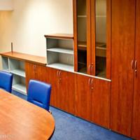 Офис в Словении, Поле