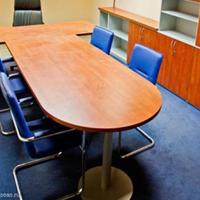 Офис в Словении, Поле