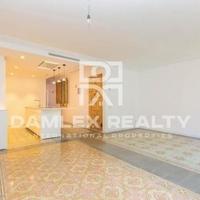 Flat in the city center in Spain, Catalunya, Barcelona, 110 sq.m.