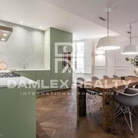 Flat in the city center in Spain, Catalunya, Barcelona, 140 sq.m.