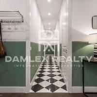 Flat in the city center in Spain, Catalunya, Barcelona, 140 sq.m.