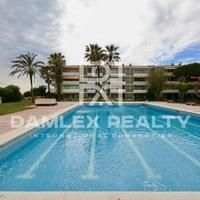 Апартаменты на первой линии моря/озера в Испании, Каталония, Багур, 75 кв.м.