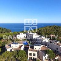 Townhouse at the first line of the sea / lake in Spain, Catalunya, Girona, 201 sq.m.