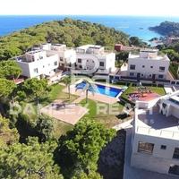 Townhouse at the first line of the sea / lake in Spain, Catalunya, Girona, 201 sq.m.