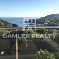 Townhouse at the first line of the sea / lake in Spain, Catalunya, Girona, 201 sq.m.