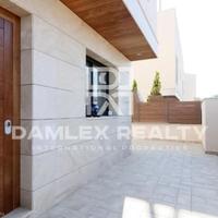 Townhouse at the first line of the sea / lake in Spain, Catalunya, Girona, 201 sq.m.