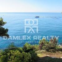 Villa at the first line of the sea / lake in Spain, Catalunya, Girona, 300 sq.m.