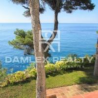 Villa at the first line of the sea / lake in Spain, Catalunya, Girona, 300 sq.m.