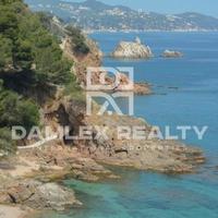 Земельный участок на второй линии моря/озера в Испании, Каталония, Жирона