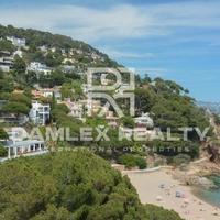 Земельный участок на второй линии моря/озера в Испании, Каталония, Жирона