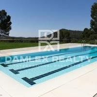 Вилла в пригороде в Испании, Каталония, Жирона, 690 кв.м.