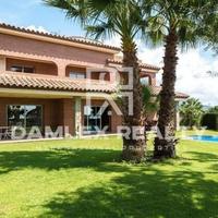 Вилла в пригороде в Испании, Каталония, Багур, 600 кв.м.