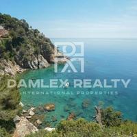 Вилла на первой линии моря/озера в Испании, Каталония, Жирона, 900 кв.м.