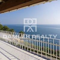 Вилла на первой линии моря/озера в Испании, Каталония, Жирона, 284 кв.м.