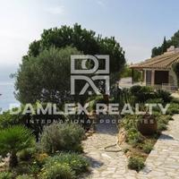 Вилла на первой линии моря/озера в Испании, Каталония, Жирона, 284 кв.м.