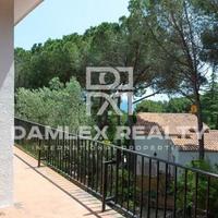 Дом на второй линии моря/озера, в пригороде в Испании, Каталония, Жирона, 300 кв.м.