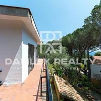 Дом на второй линии моря/озера, в пригороде в Испании, Каталония, Жирона, 300 кв.м.